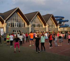 Uczestnicy maratonu tańczą zumbę